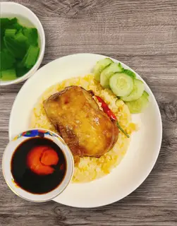 Hình ảnh cơm gà xối mỡ má đùi