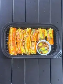 Hình ảnh Bánh tráng cuốn đỏ chấm sốt me