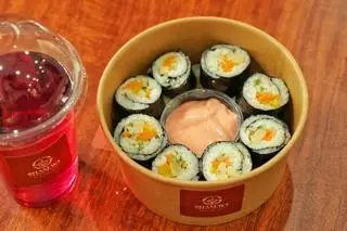 Hình ảnh Cơm cuộn - nước