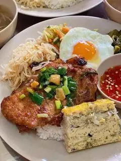Hình ảnh Cơm tấm sườn - bì - chả - trứng ốp la