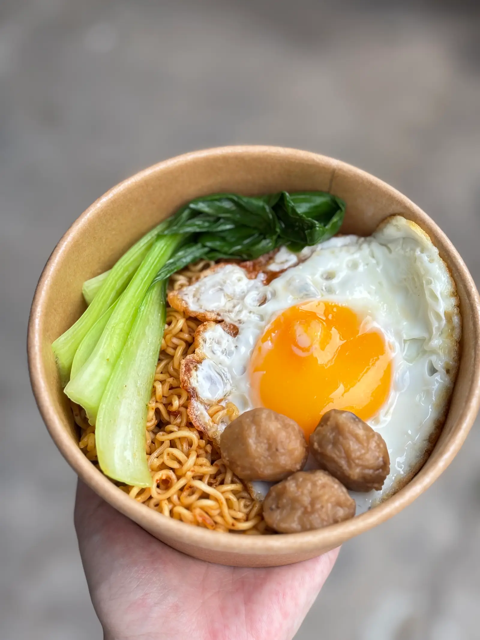 Hình ảnh mì trộn trứng cá viên 