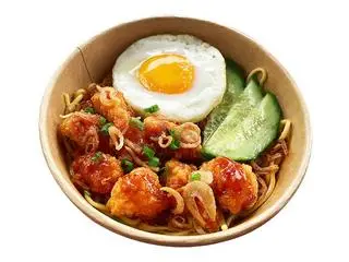 Hình ảnh mỳ trộn gà viên xúc xích và trứng ốp
