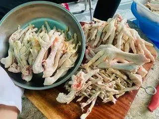 Hình ảnh Chân Gà Hấp Sả 600g