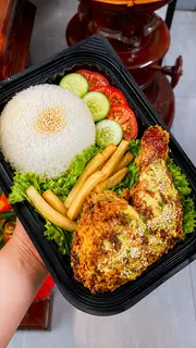 Hình ảnh Cơm gà góc tư phủ sốt tự chọn - canh rong biển