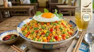 Hình ảnh CƠM CHIÊN DƯƠNG CHÂU TRỨNG LÒNG ĐÀO
