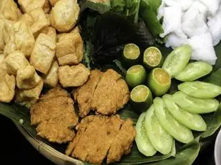 Hình ảnh Bún đậu chả mực + Đồ uống