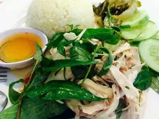Hình ảnh Cơm gà xé rau răm phố Hội