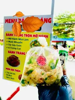 Hình ảnh Bánh tráng trộn sa tế 4 trứng cút