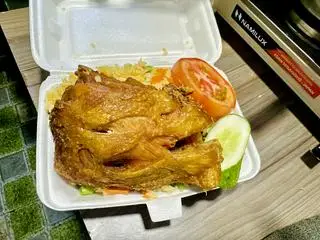 Hình ảnh Cơm má đùi gà mắm tỏi lớn XXL