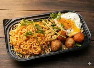 Hình ảnh Mì trộn sa tế cay (1 vắt mì + 4 cá viên Hải sản + trứng ốp la + tép mỡ + hành phi ).