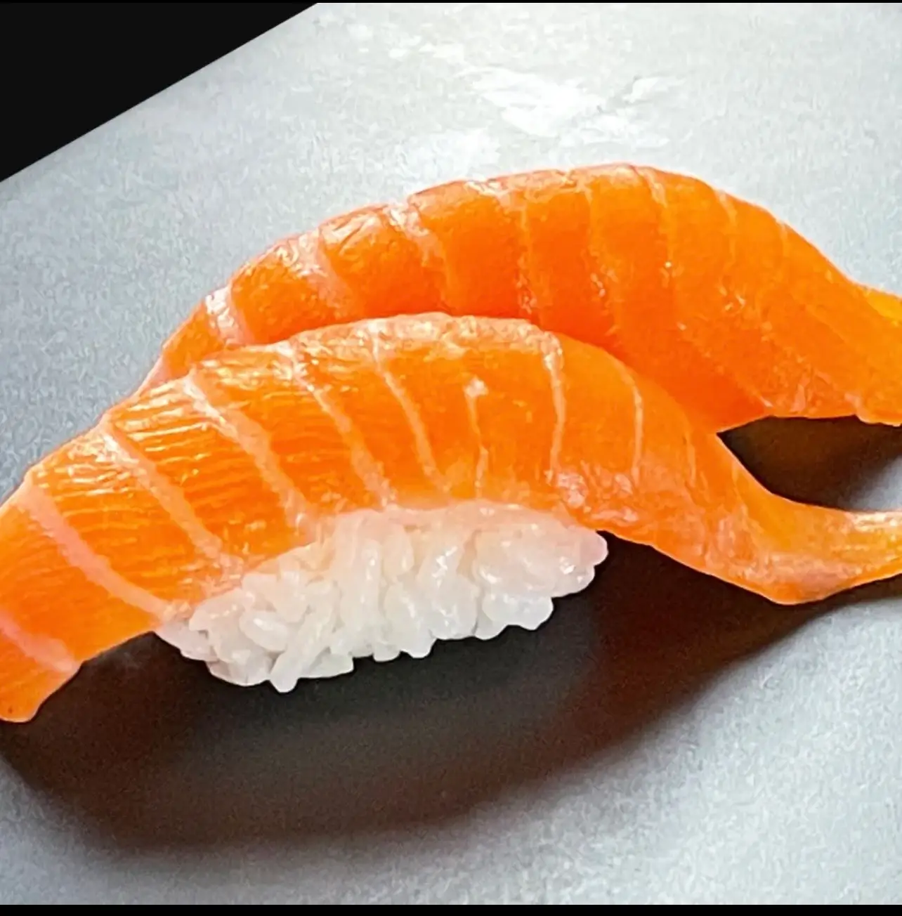 Hình ảnh Sushi cá hồi(2 viên)