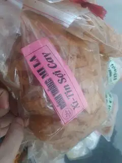 Hình ảnh Bánh tráng trộn sẵn xì tin sợi cay