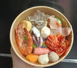 Hình ảnh mì cay trộn thập cẩm tặng một ly Coca