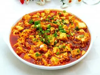 Hình ảnh Cơm niêu đậu hủ sốt tứ xuyên + 1 nước tự chọn