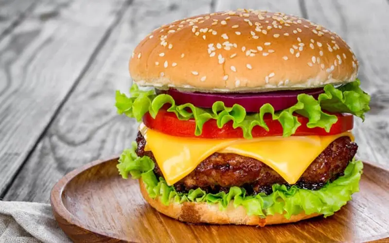 Hình ảnh Hamburger bò, trứng, phô Mai 