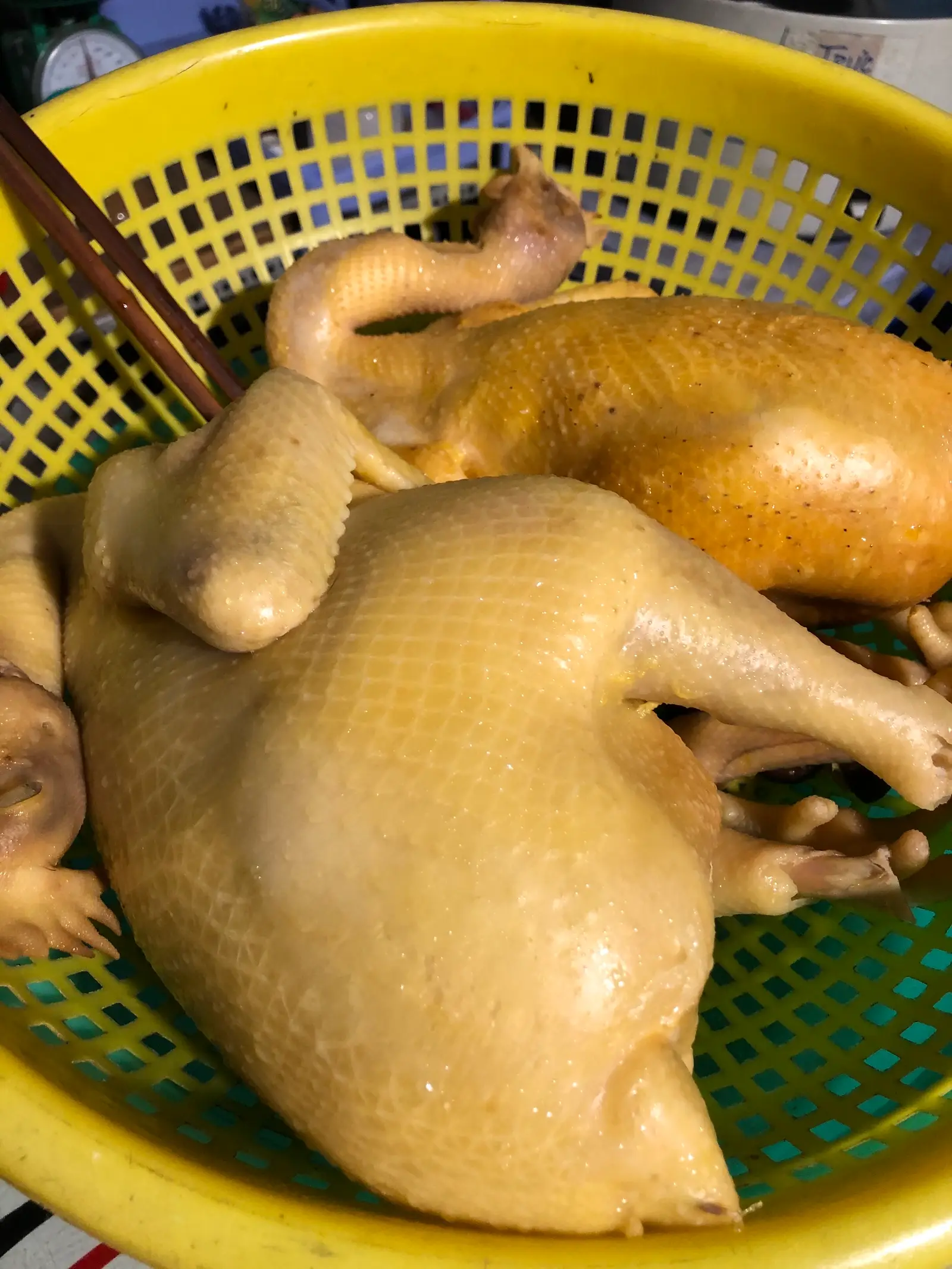 Hình ảnh Cơm gà ta luộc+ hành Bắc muối + rau xào + canh + trái cây 