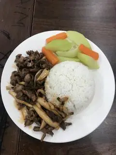 Hình ảnh cơm bò xào Nấm đùi gà