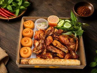 Hình ảnh 1 con gà nướng +1 ống cơm lam + 4 bánh bao