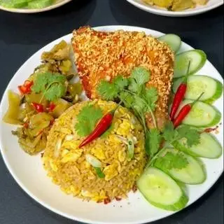 Hình ảnh Cơm chiên - gà sốt mắm tỏi