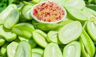 Hình ảnh Xoài non + muối ớt giã