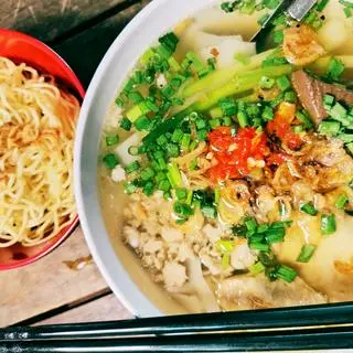 Hình ảnh Hoành Thánh Lá Thập Cẩm + Vắt Mì Tươi