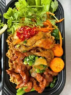 Hình ảnh Mì trộn xá xíu - trứng gà non
