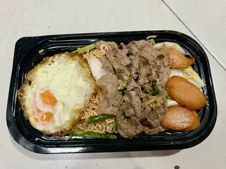 Hình ảnh Mì Xào Bò , Trứng , Xúc Xích