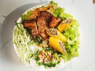 Hình ảnh Bún thịt nướng, chả giò 