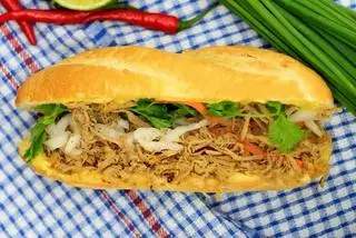 Hình ảnh Bánh mì pate gà xé bơ tỏi