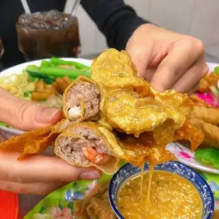 Hình ảnh Sủi Cảo Tôm Thịt Chiên Sốt Trứng Muối Hoàng Kim