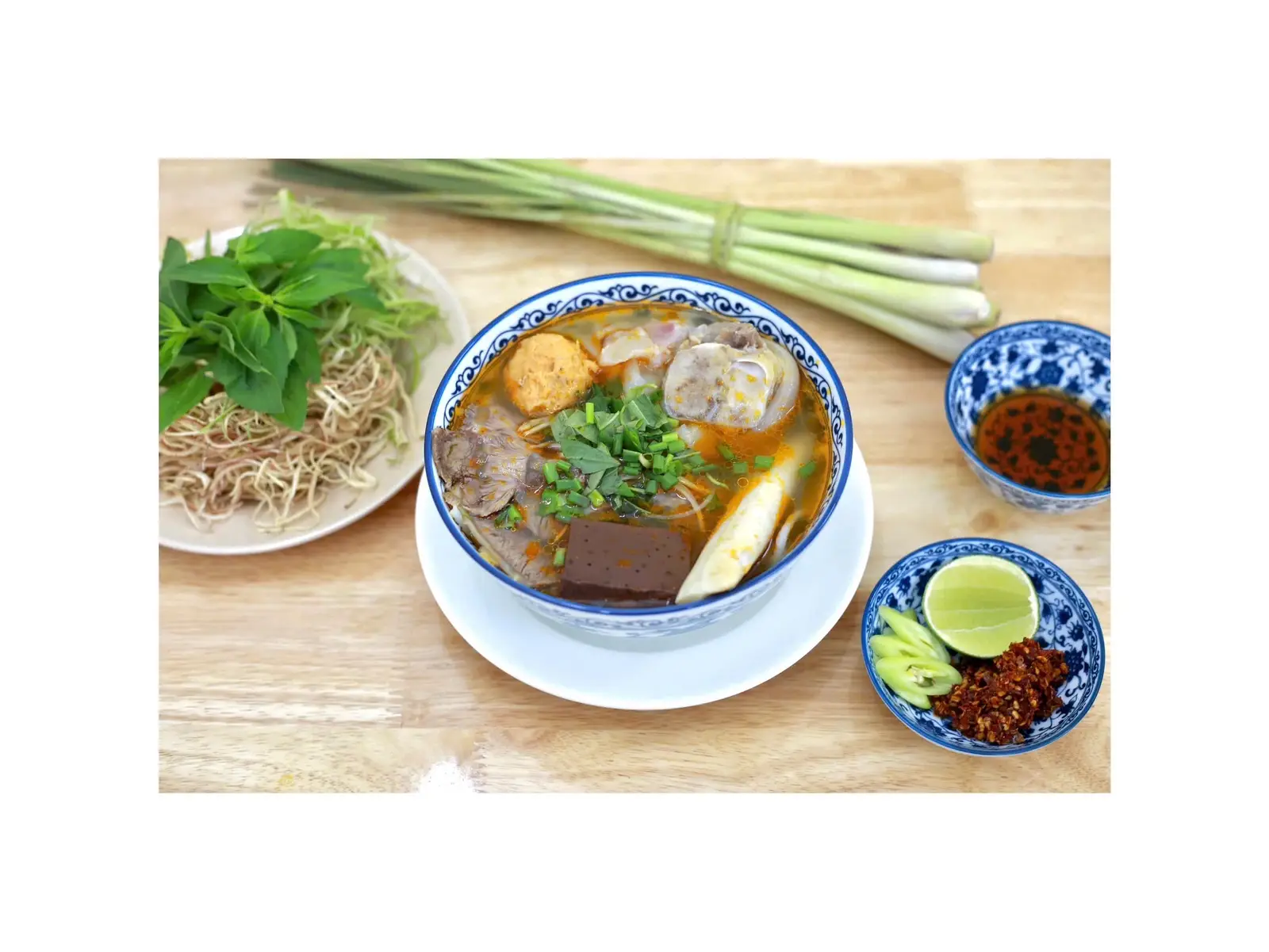 Hình ảnh Bún bò đầy đủ có giò