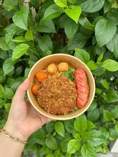 Hình ảnh mì trộn bò chiên xù xúc xích