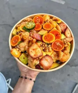 Hình ảnh Chân gà mix trứng non + bạch tuộc sốt thái 