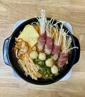 Hình ảnh Mì Kim Chi Bò Mỹ Cuộn Nấm