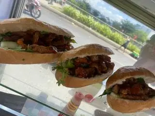 Hình ảnh Bánh mì Chả cá nhiều chả