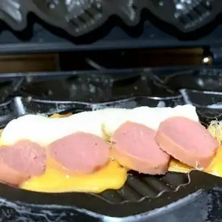 Hình ảnh Bánh cá nhân xúc xích ruốc phomai