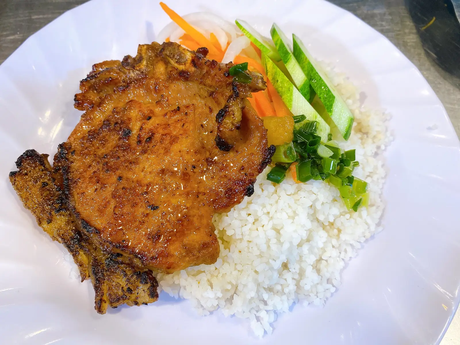 Hình ảnh Cơm tấm sườn nướng than hoa