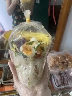Hình ảnh Bánh tráng sợi khô trộn trứng cút