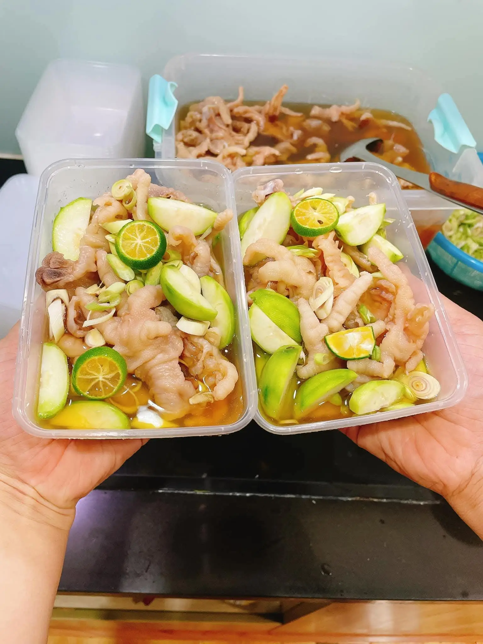 Hình ảnh Chân gà sả tắc rút xương hộp to kèm nước chấm 