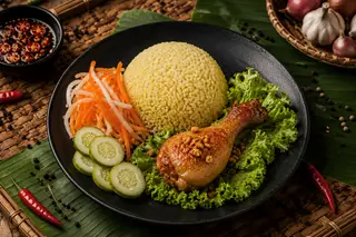Hình ảnh Cơm Gà nướng sốt (má đùi hoặc đùi tỏi ngẫu nhiên)