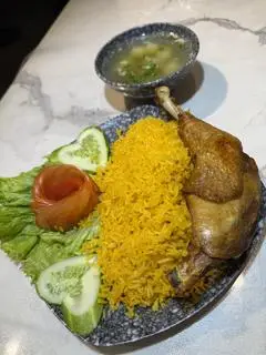 Hình ảnh Cơm chiên đùi gà góc tư