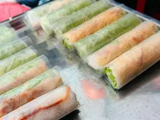 Hình ảnh 2 gỏi cuốn bì ăn kèm mắm chua ngọt