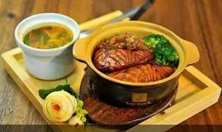 Hình ảnh Cơm cá hồi kim chi