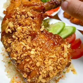 Hình ảnh Cơm chiên đùi gà góc tư mắm tỏi