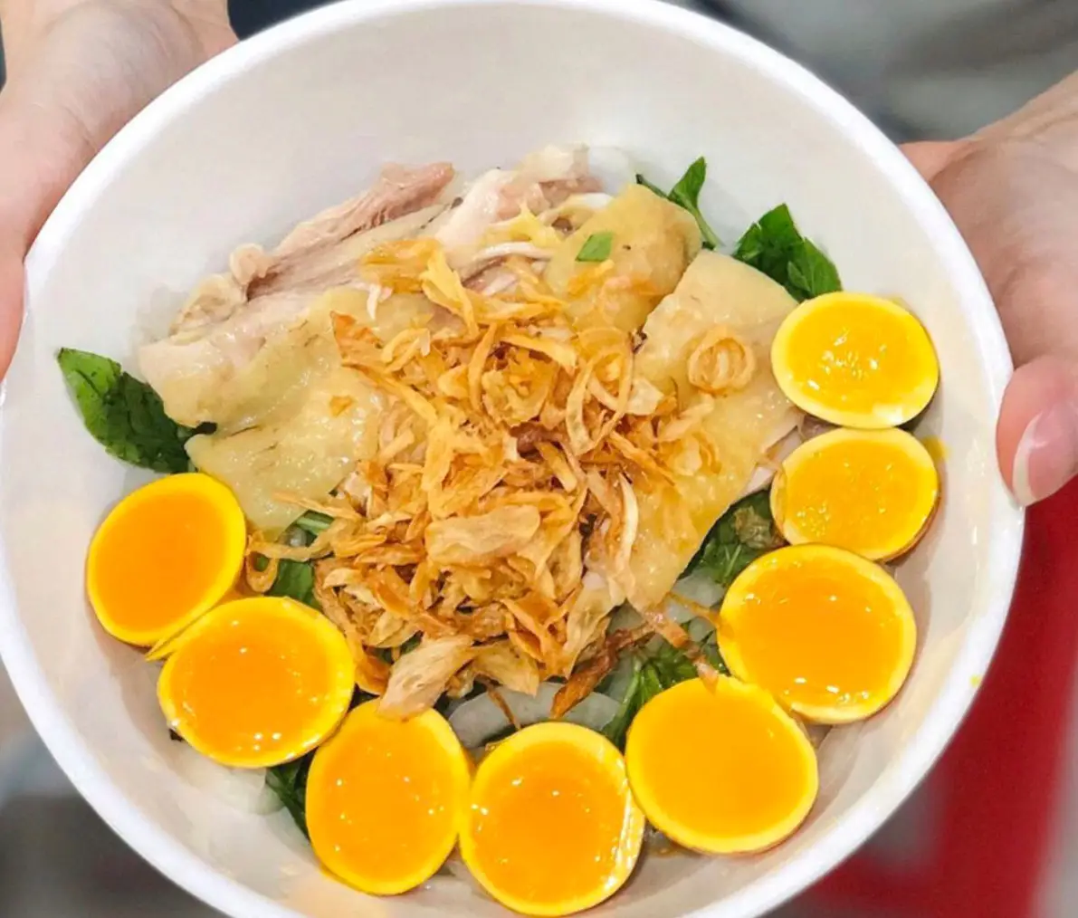 Hình ảnh Bánh ướt trứng non + gà xé