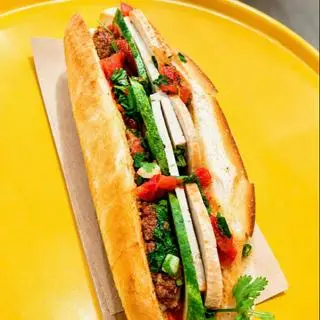 Hình ảnh Bánh Mì Xíu Mại Đặc Biệt Tặng 1 Bánh Mì Chấm Sốt Sữa + 1 Trà Sâm Dứa