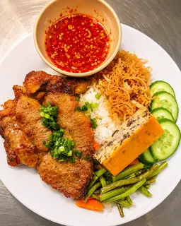 Hình ảnh Cơm tấm sườn bì chả