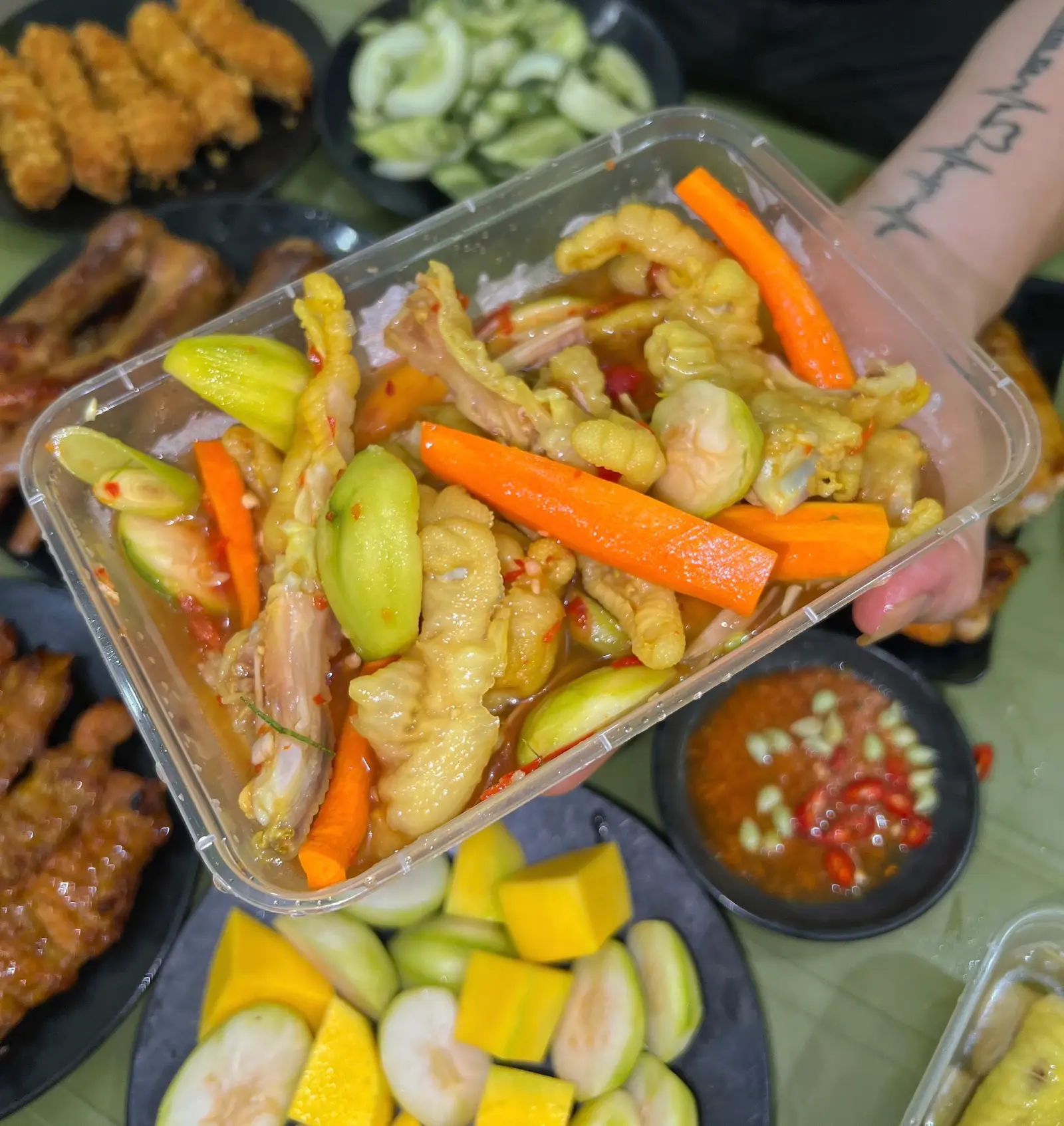 Hình ảnh Chân gà sốt Thái rút xương