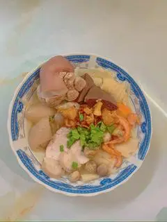 Hình ảnh Hoành thánh lá thập cẩm giò