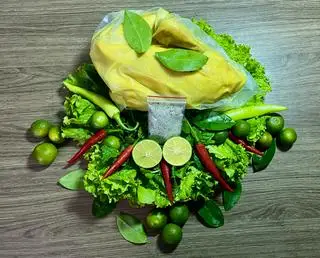 Hình ảnh Gà ủ muối nguyên 1/2 con